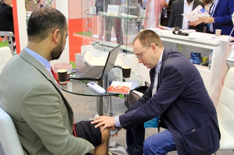 SCENAR therapy demonstration with practitioner applying device to patient’s arm